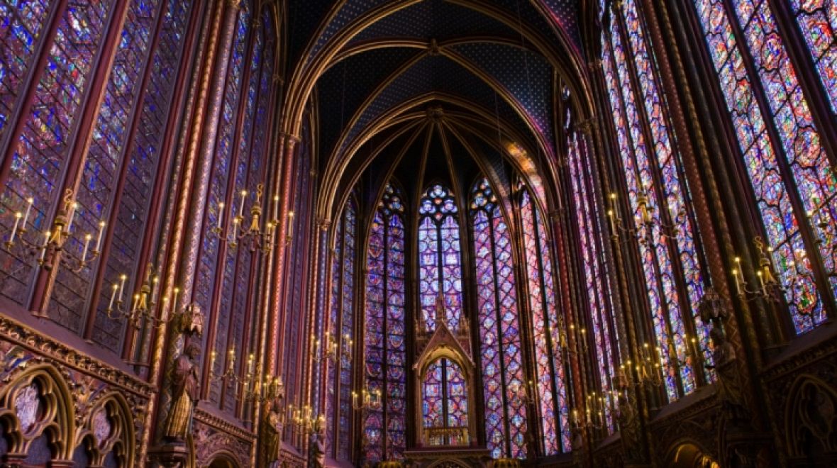Sainte Chapelle - díky obrovským oknům je celý vnitřek prosycen nebesky modrým světlem