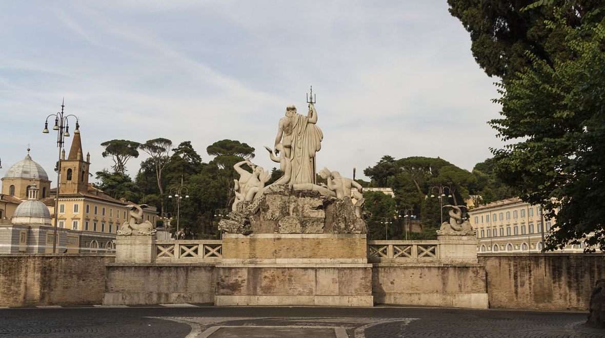 Piazza del Popolo se nachází v místě, kde se sbíhají tři ulice