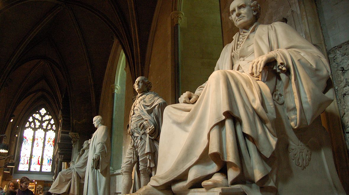 Vzácné sochy uvnitř katedrály