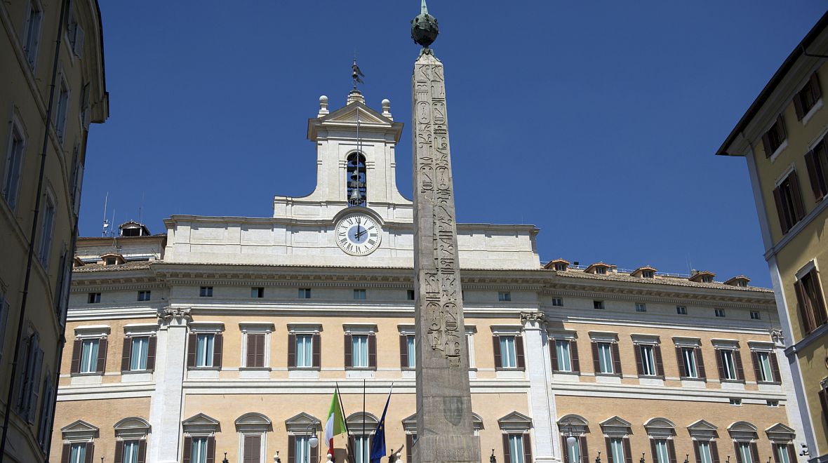 Montecitorijský palác, stojí na stejnojmenném náměstí Piazza di Montecitorio
