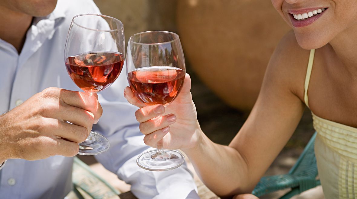 Víno je v Itálii společenskou záležitostí. Sklenička se neodmítá 