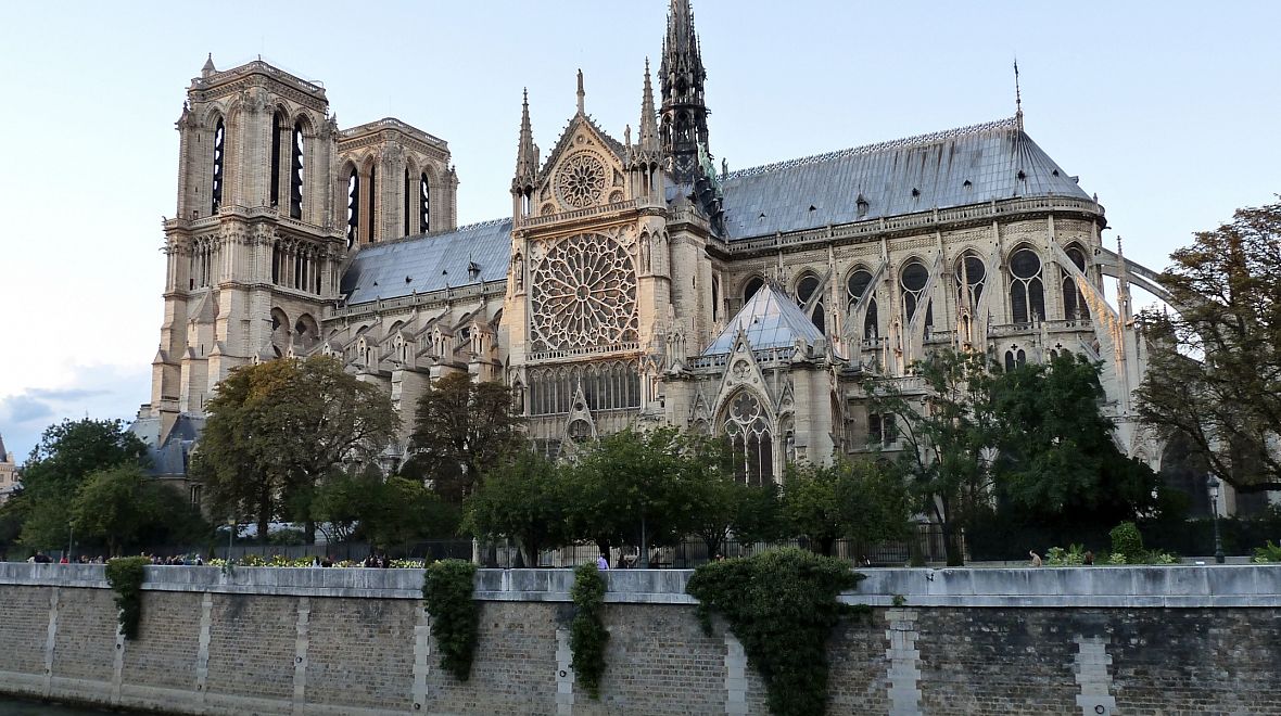 Katedrála Notre Dame je zasvěcena Panně Marii