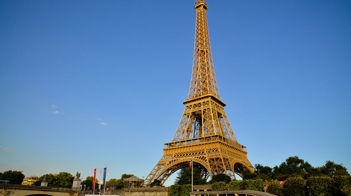 Ocelová dáma Eiffelova věž pěkně zblízka