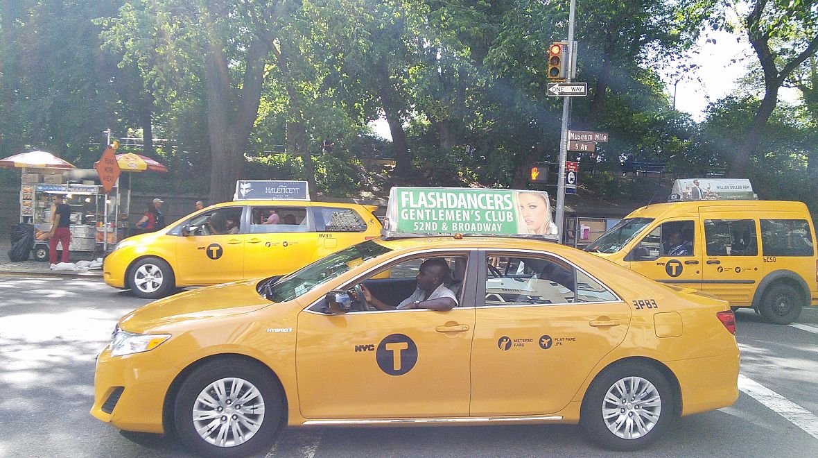 Většina taxikářů využívá své auto i jako reklamní plochu