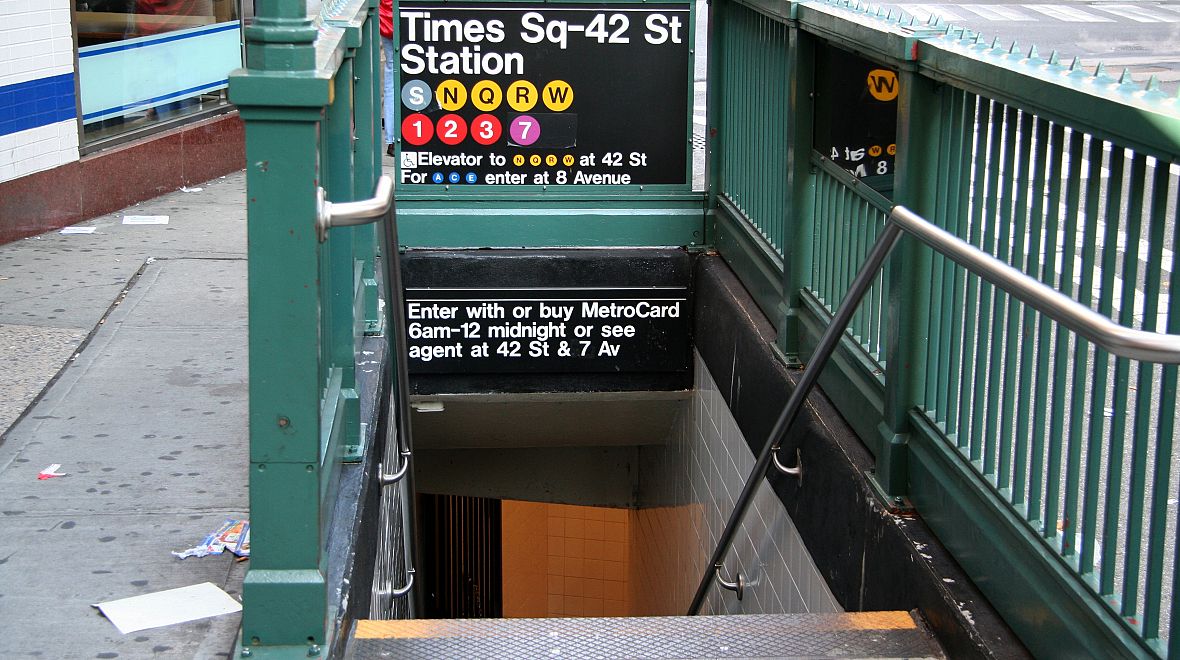 Vstupy do metra jsou přehledně značené