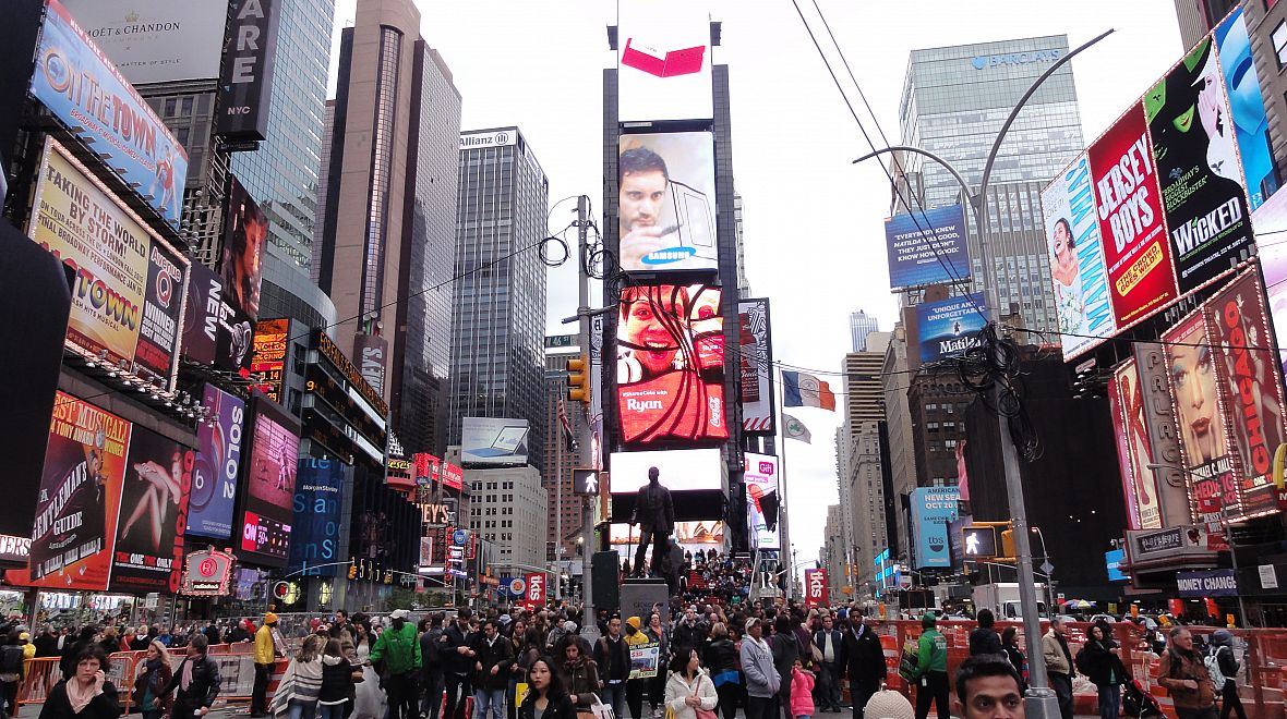 Denně na Times Square projde kolem tří set tisíc lidí