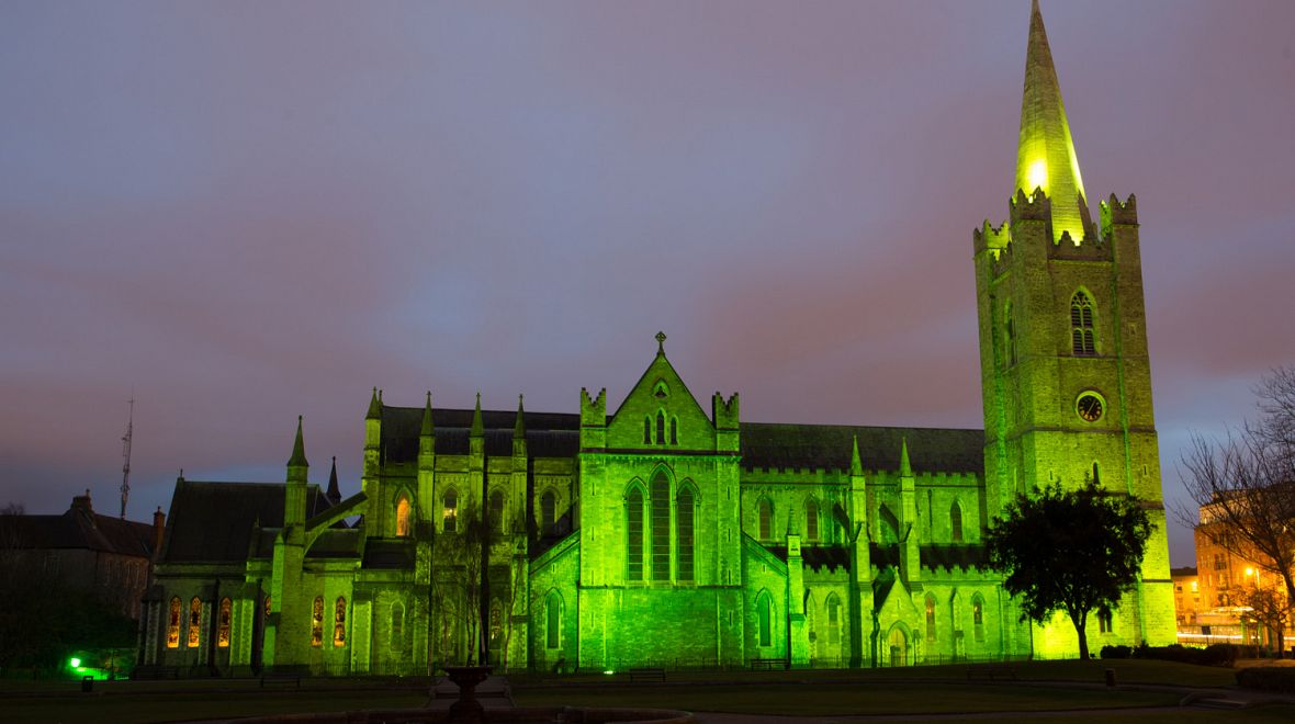 Katedrála sv. Patrika se na jeho památný den zbarví do zelena