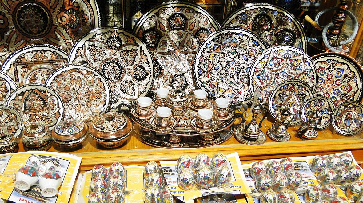 Barevné zboží na tržišti v Istanbulu
