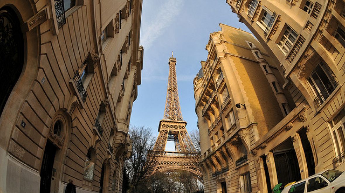 Pohled na Eiffelovu věž z ulice