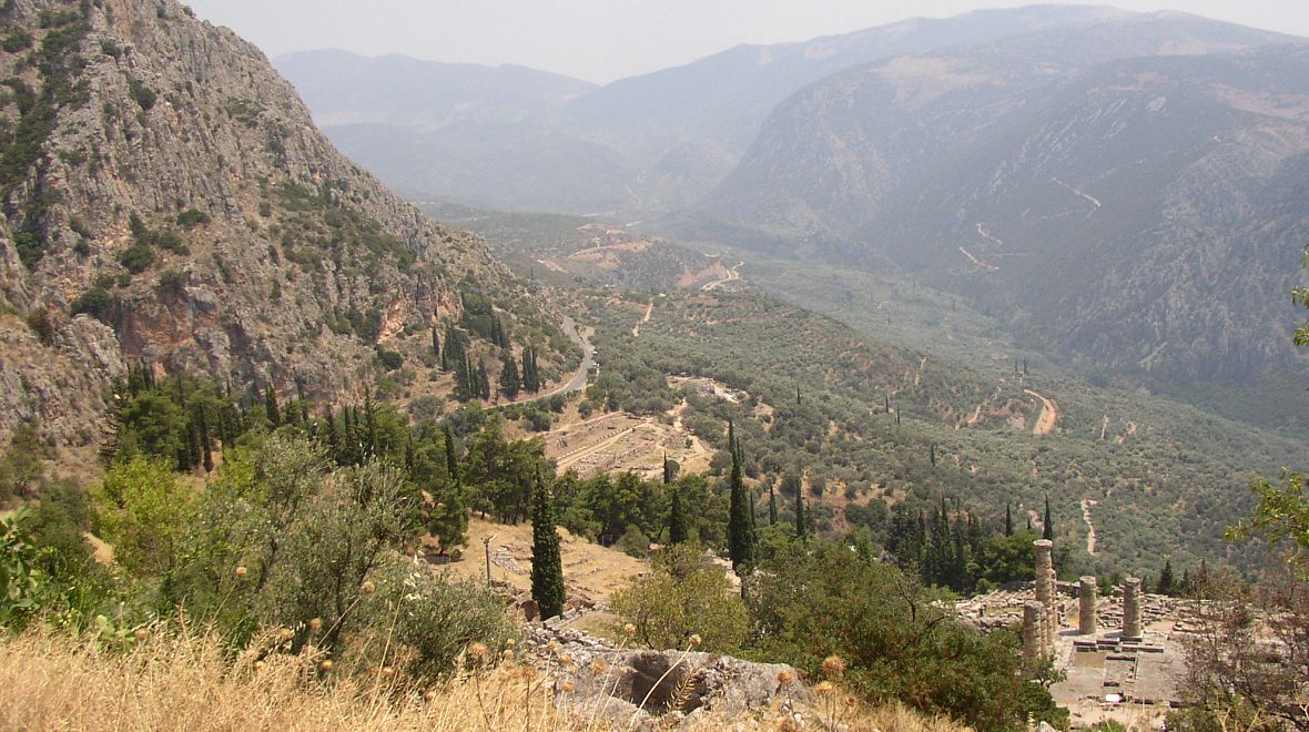 Pohled do údolí s jedním z největších olivovníkových hájů v Řecku