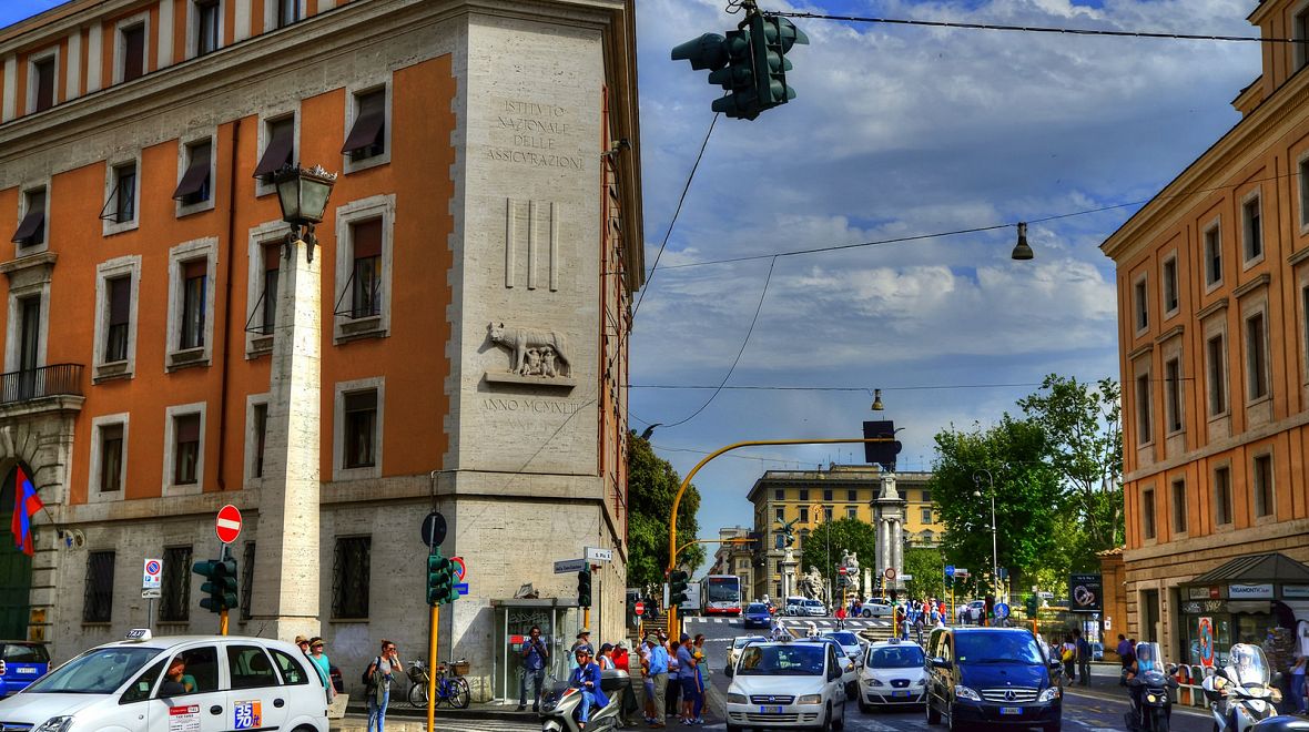Doprava v Římě se neobejde bez troubení