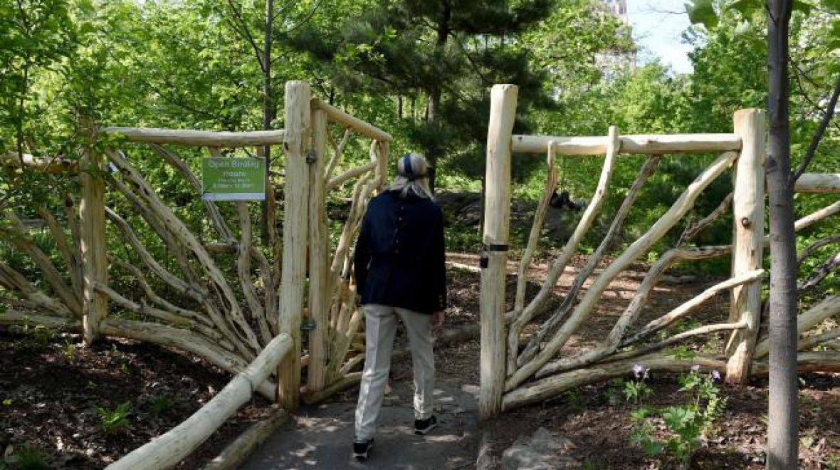 U vchodu do Hallet Nature Sanctuary byla instalována krásná dřevěná brána