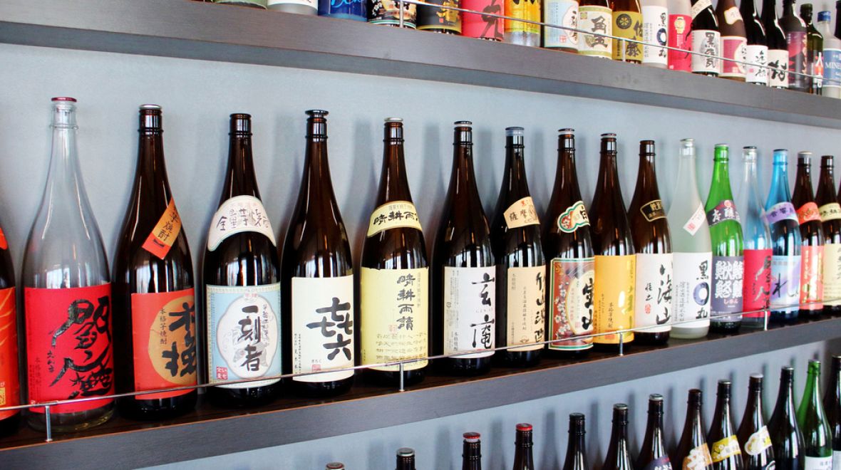 Japonské víno neboli saké vzniká několikanásobným kvašením rýže 