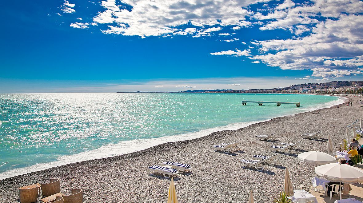 Oblázková pláž v Nice