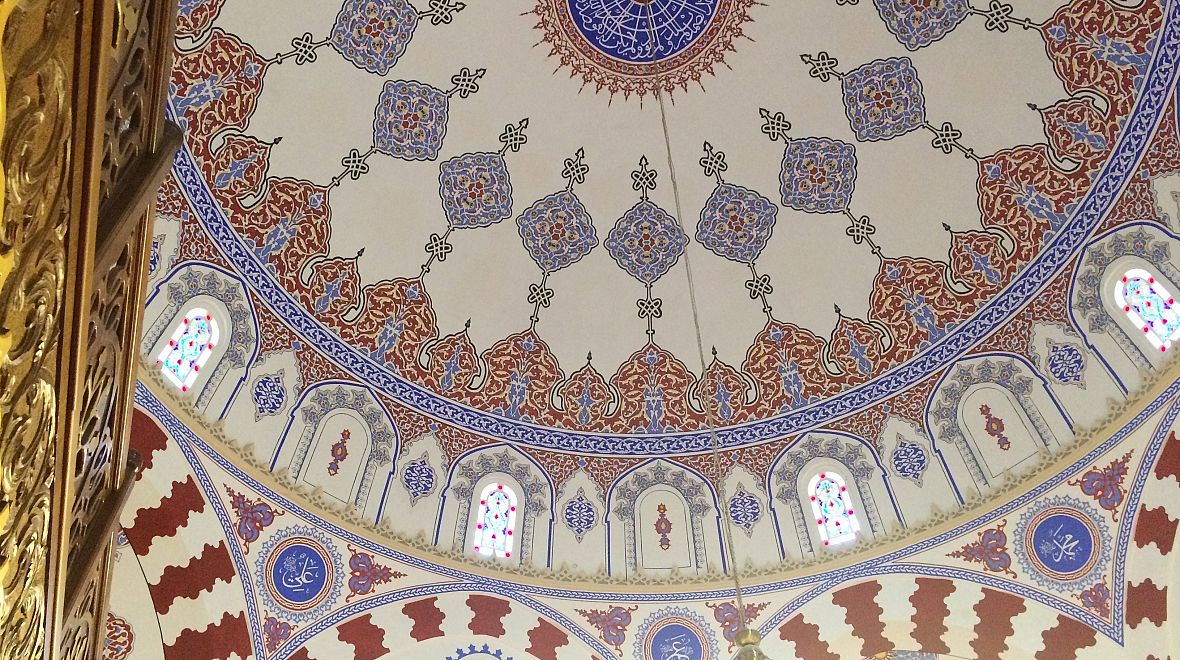 Kupole mešity je vyzdobena křehkými ornamentálními motivy 