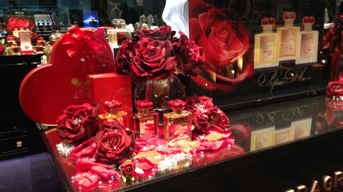 Medová vůně růží se vznáší ve výloze parfumerie Roja 