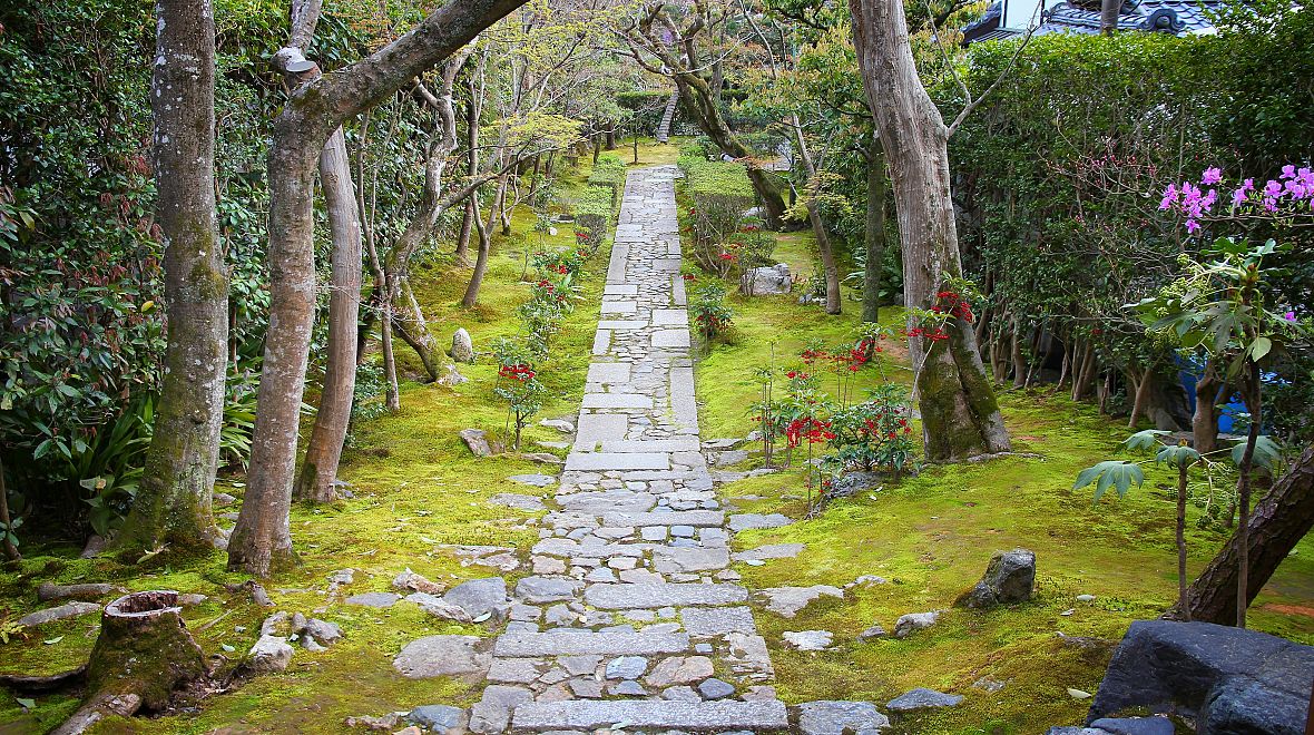 Procházka kolem chrámu se zahradami