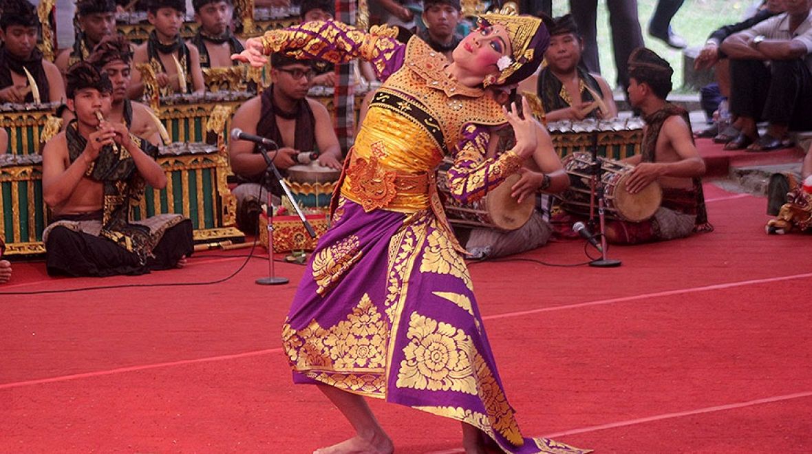 Tanec Truna Jaya doprovází gamelan, hudební soubor rozšířený po celé Indonésii