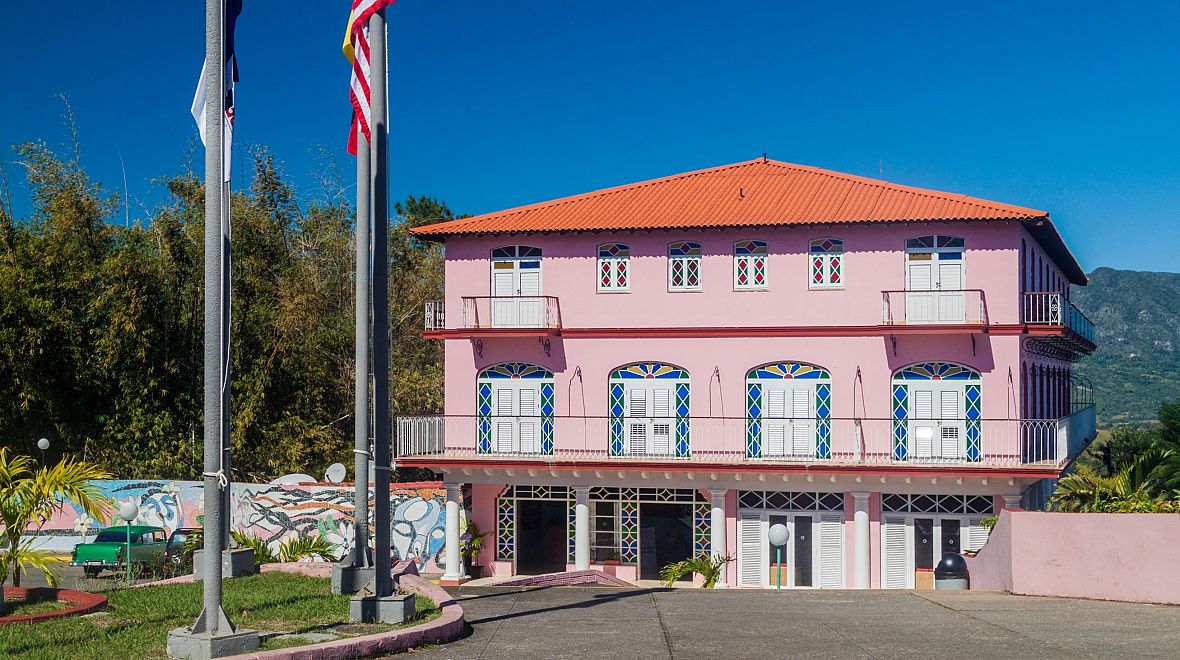 Pastelově růžový hotel Los Jazmines je starší