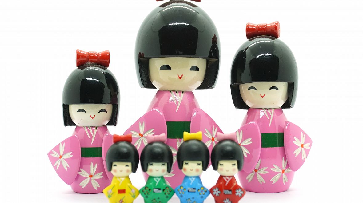 Malíři oblékají panenky do barevných kimon