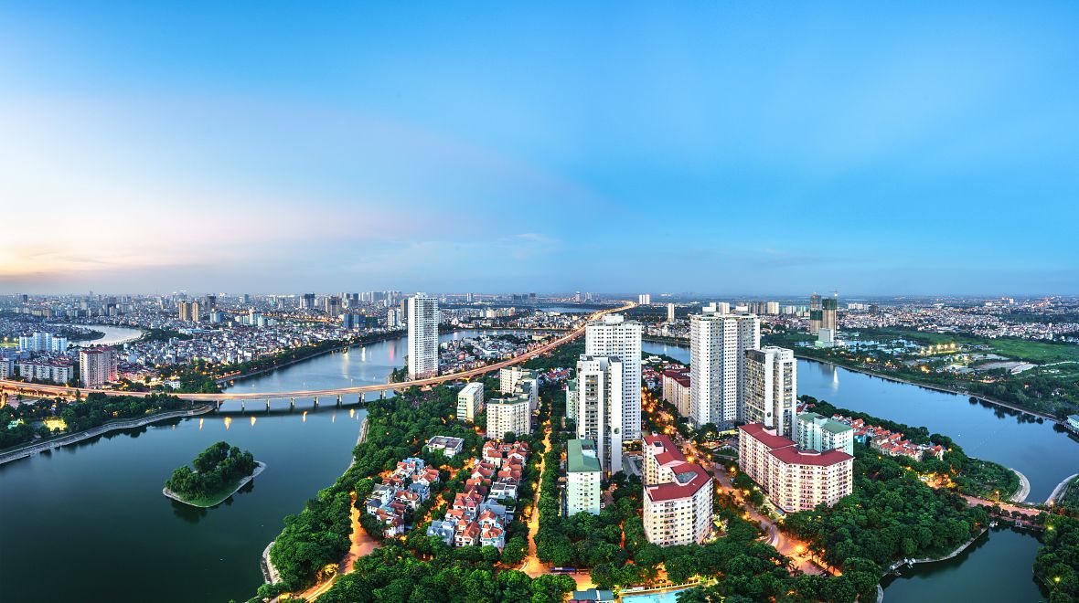 Centrum města se rozprostírá kolem jezera Hồ Hoàn Kiếm