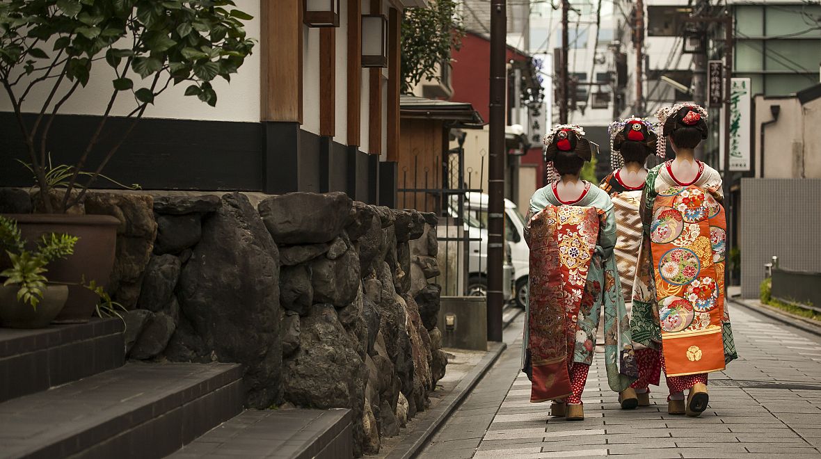 Luxusní, ručně malovaná a vyšívaná kimona gejš vznikají dva až tři roky
