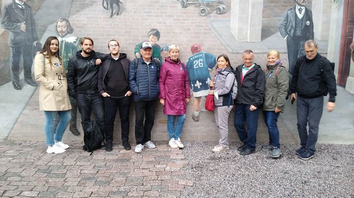 Se skupinkou našich cestovatelů u nástěnné malby s československým hokejistou