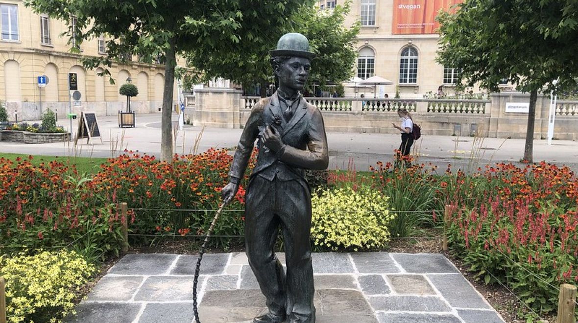Charlie Chaplin tady má svou sochu