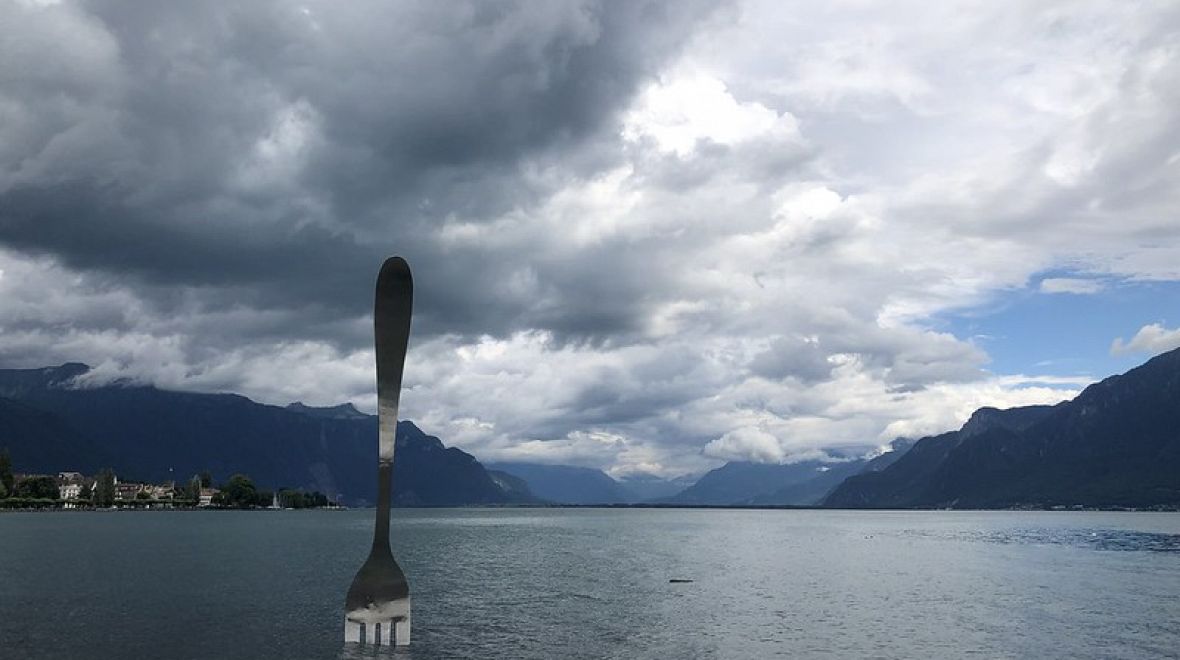 Pověstná vidlička zapíchnutá v jezeře před muzeem