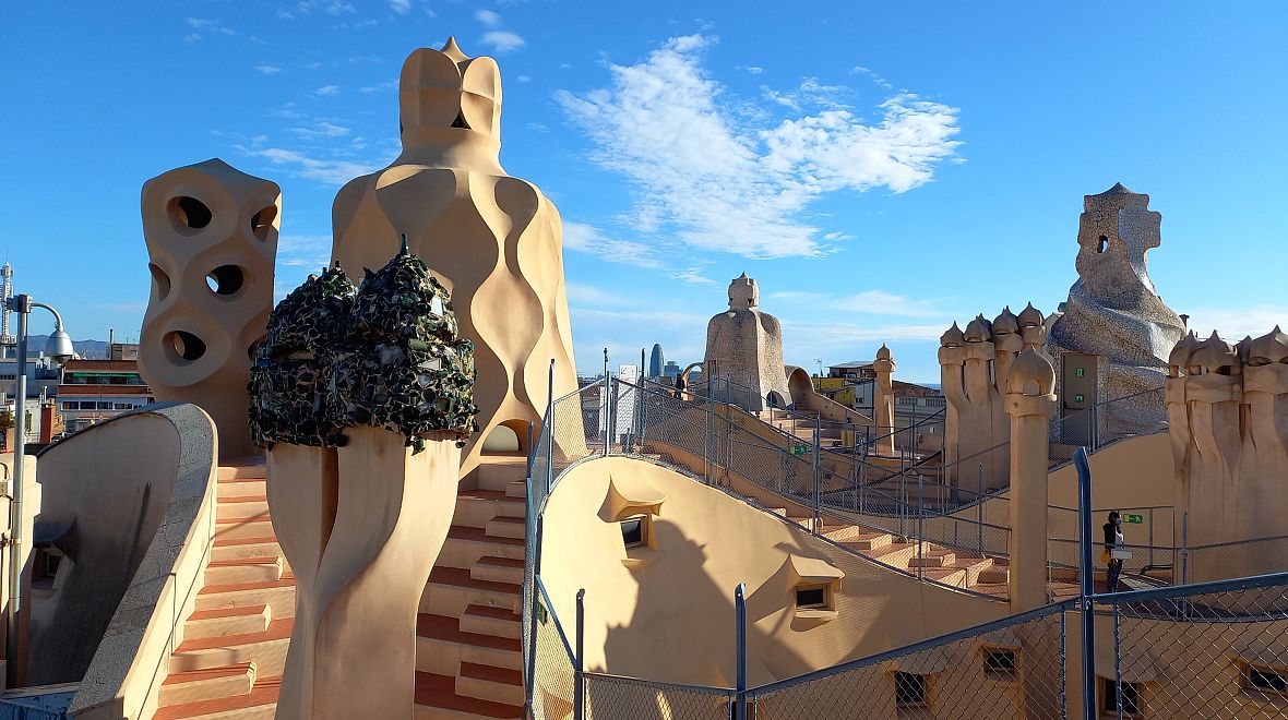 Technické průduchy vedoucí na střechu, které se díky Gaudího genialitě proměnily v umělecká díla.
