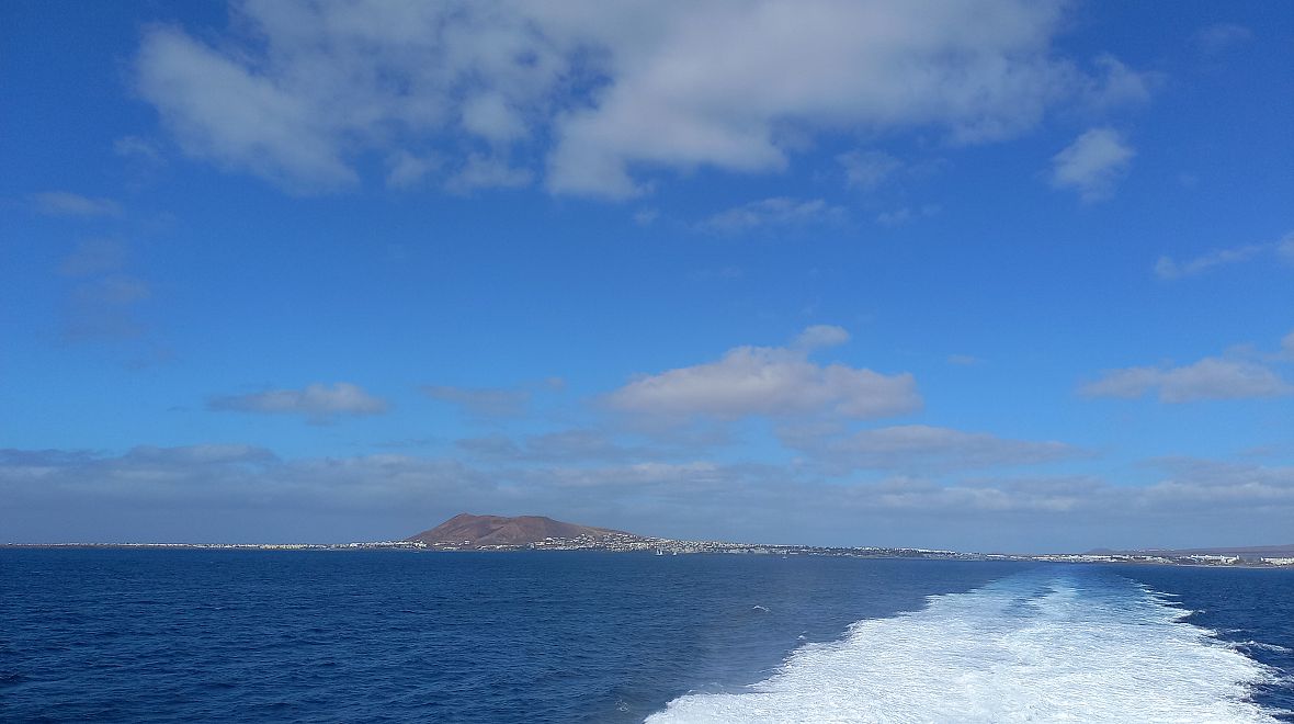 Cesta trajektem mezi ostrovy Lanzarote a Fuerteventura: zpěněné moře, nebe v několika odstínech modři a nádherné výhledy na okolní ostrovy.