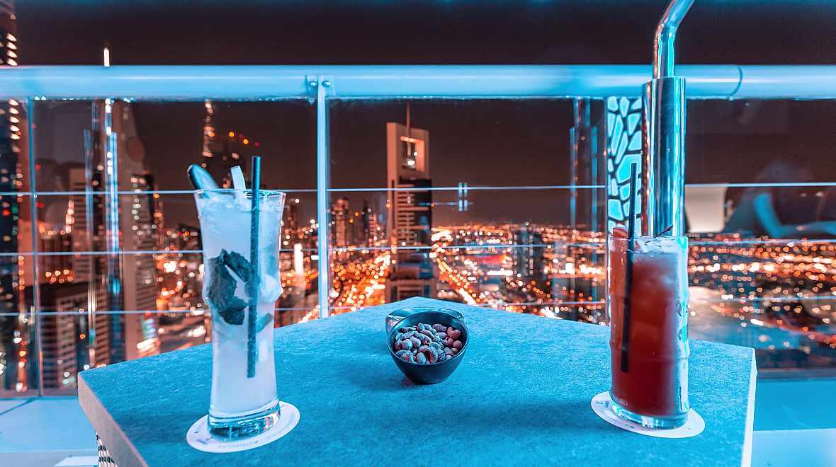 Zajít si v Dubaji na koktejl je nad zlato...