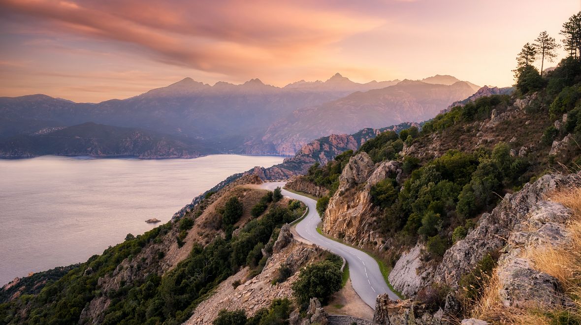 Korsické vrcholky jsou výzvou pro řidiče, cyklisty i horolezce