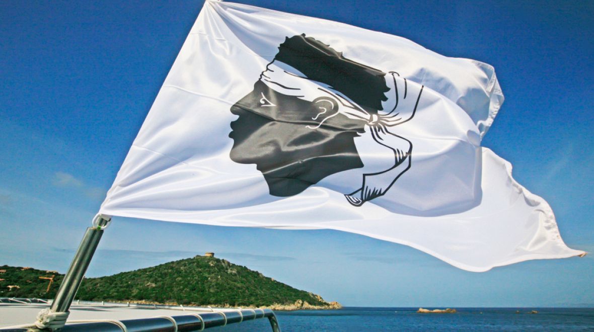 Useknutá  hlava Saracéna je zobrazena na korsické vlajce