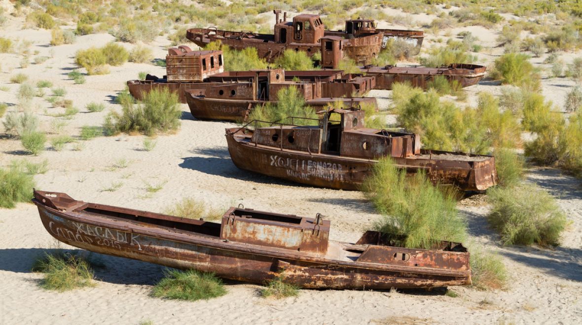 Pozůstatky lodí u vyschlého Aralského jezera 