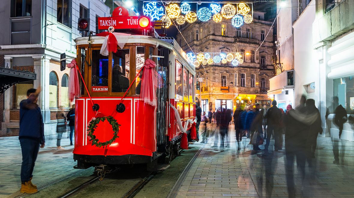 Ulice v Istanbulu jsou vyzdobené světýlky, podobně jako to bývá u nás na Vánoce