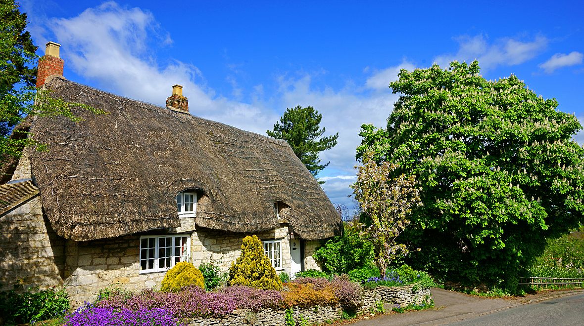 Chalupa s doškovou střechou v anglické vesničce Cotswolds