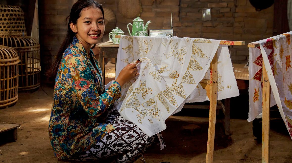 Technika tradiční batiky se tu předává po staletí