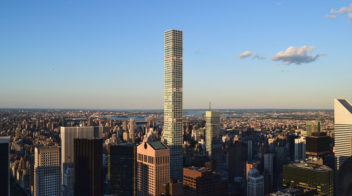 Budovu navrhl slavný uruguayský architekt Rafael Viñoly