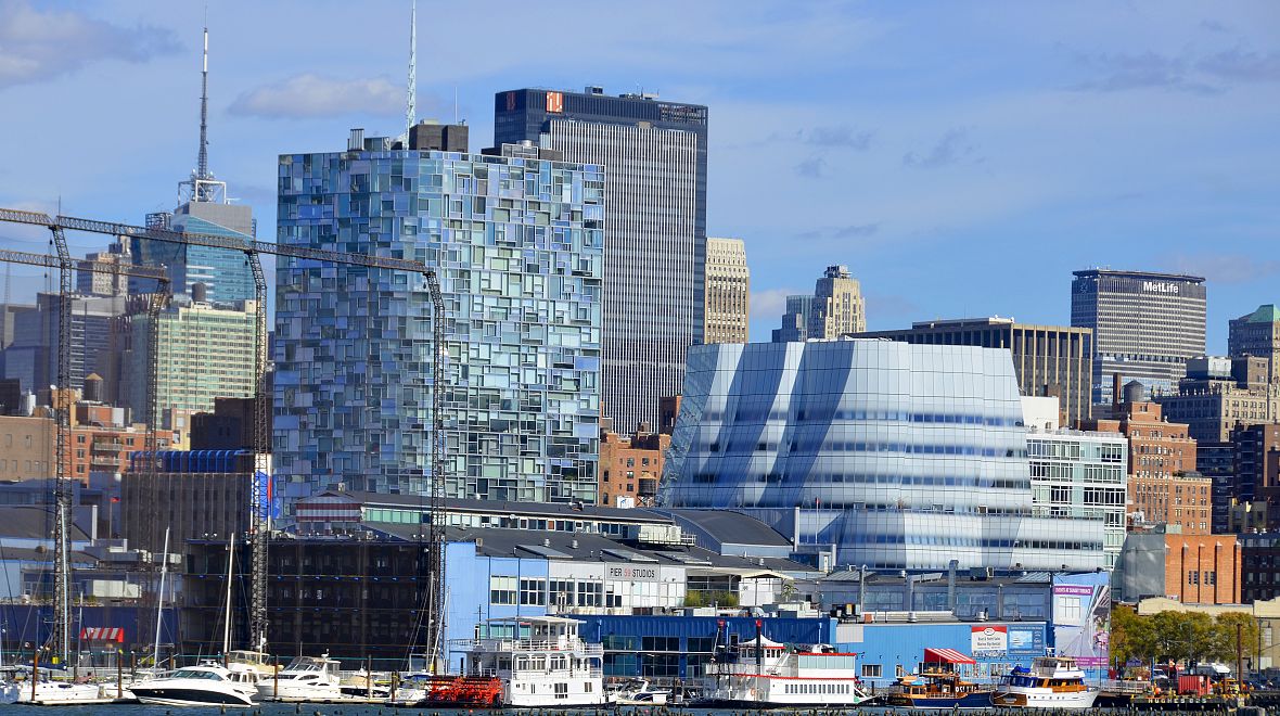 Uvnitř se nachází kolem 70 luxusních rezidencí