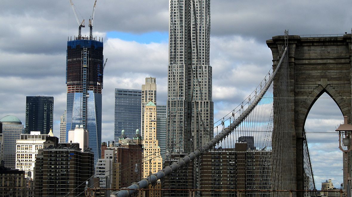 Charakteristickým prvkem budovy je její dramatická, vlnitá fasáda z nerezové oceli