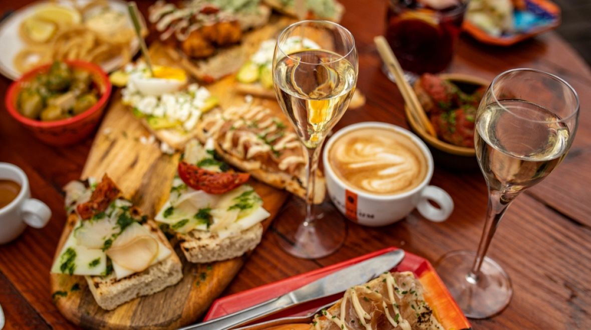 Ke skleničce Cavy se jednoznačně hodí tapas