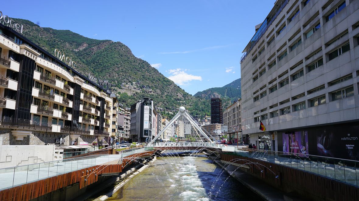Most Pont de París přes řeku Valiru