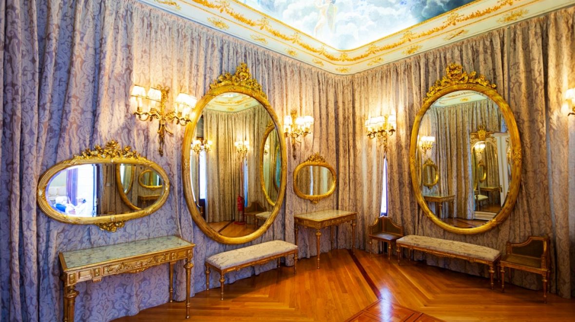 Kouzelná galerie zrcadel