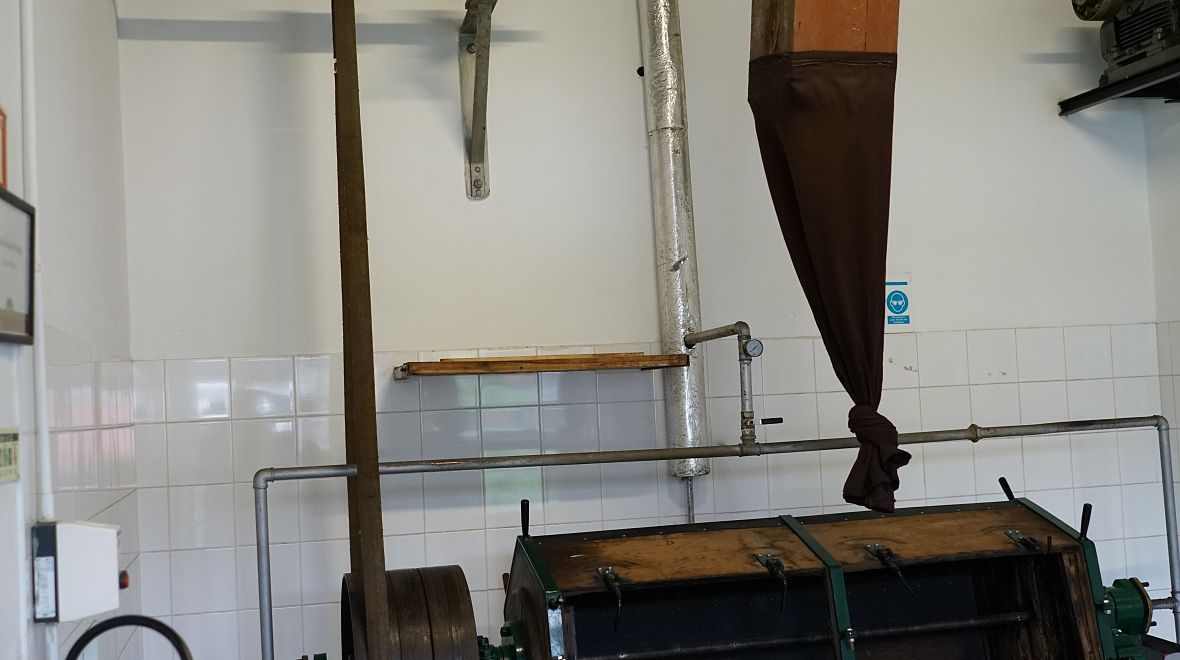 Výroba se neobejde bez poctivé ruční práce, s částí procesu ale také pomáhají původní stroje