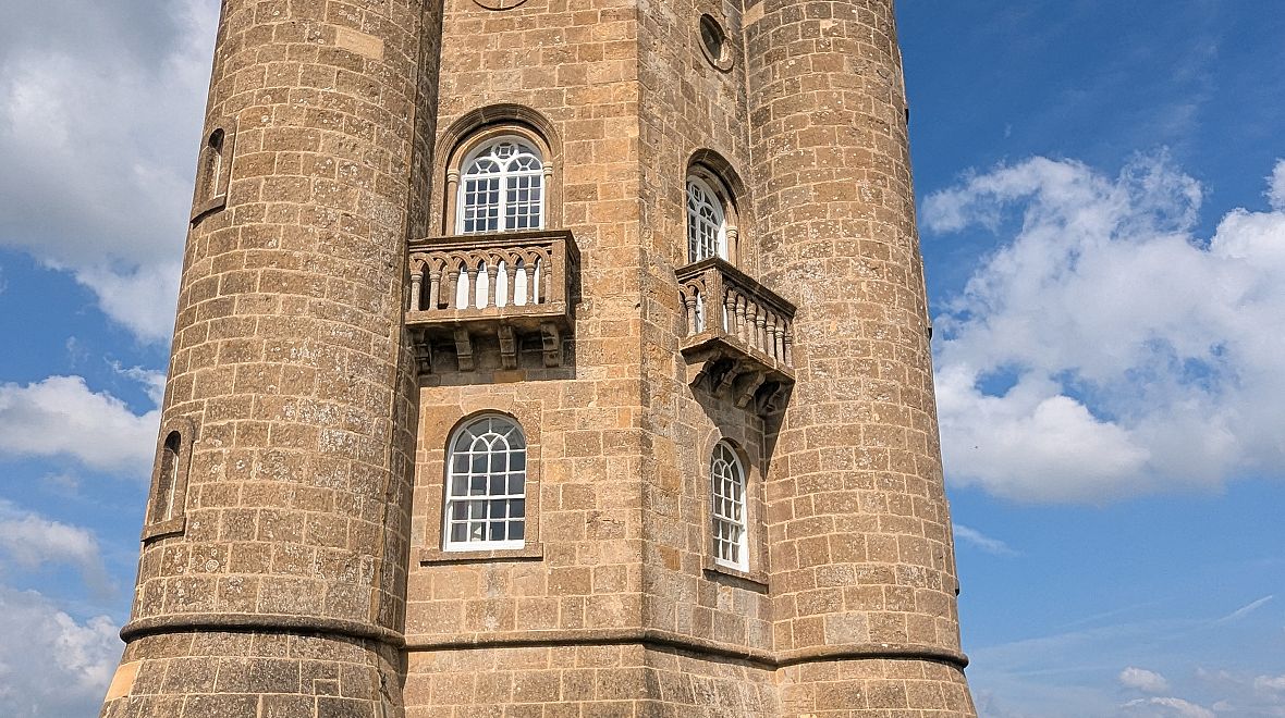 Nad vesnicí se tyčí Broadway Tower