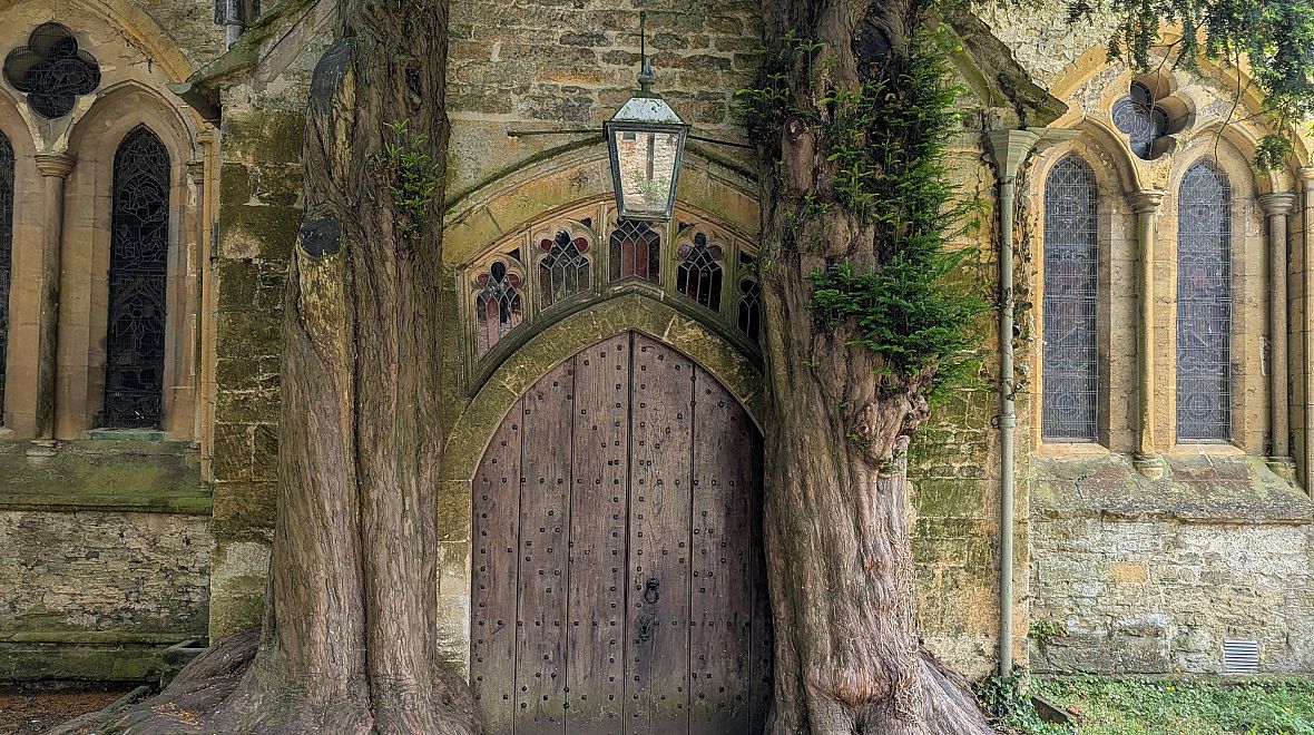 Vchod do kostela, který měl inspirovat i slavného spisovatele