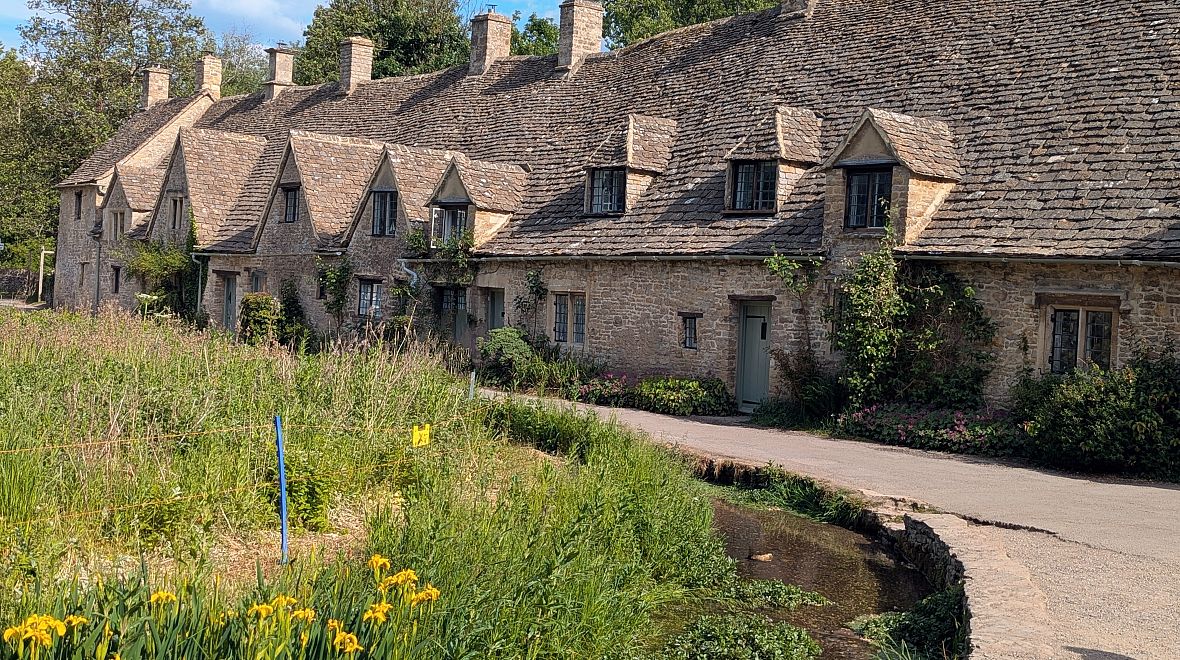 Nejikoničtější částí vesnice je Arlington Row