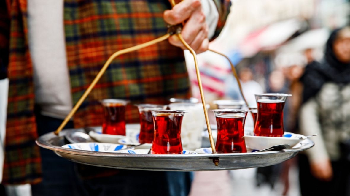 Když čaj válcuje kávu