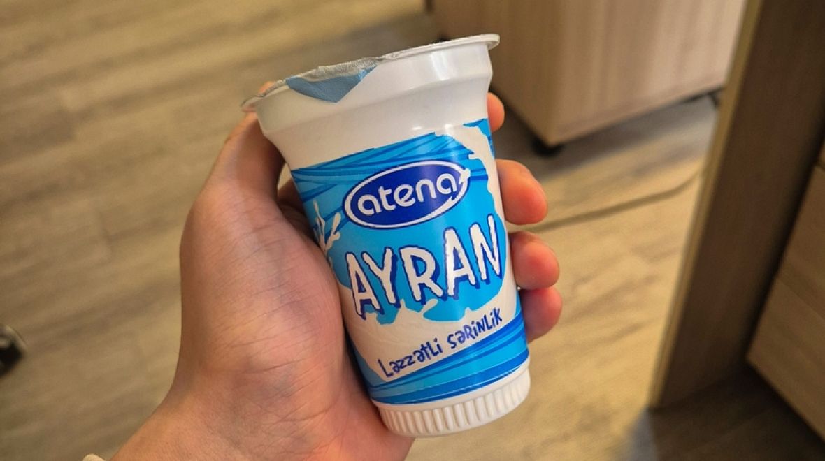 Ayran je mix jogurtu, vody a soli